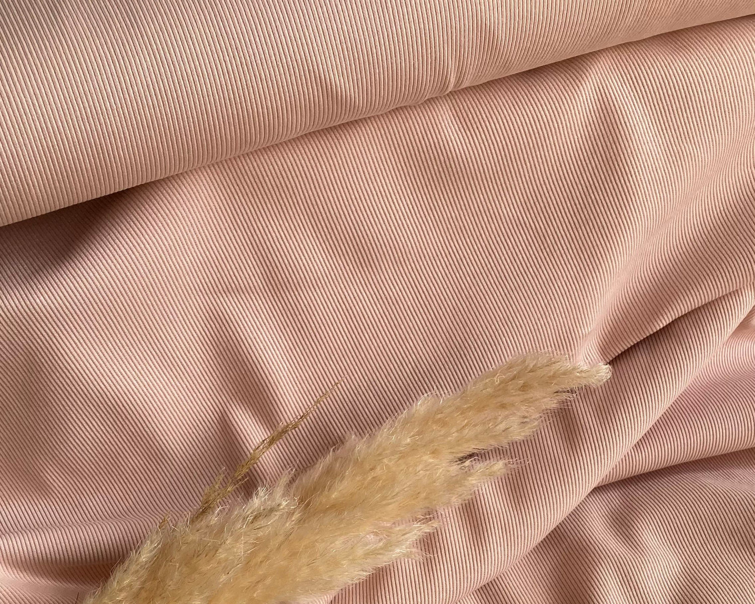 Man sieht eine Nahaufnahme des Stoffes Rippjersey in der Farbe altrosa.