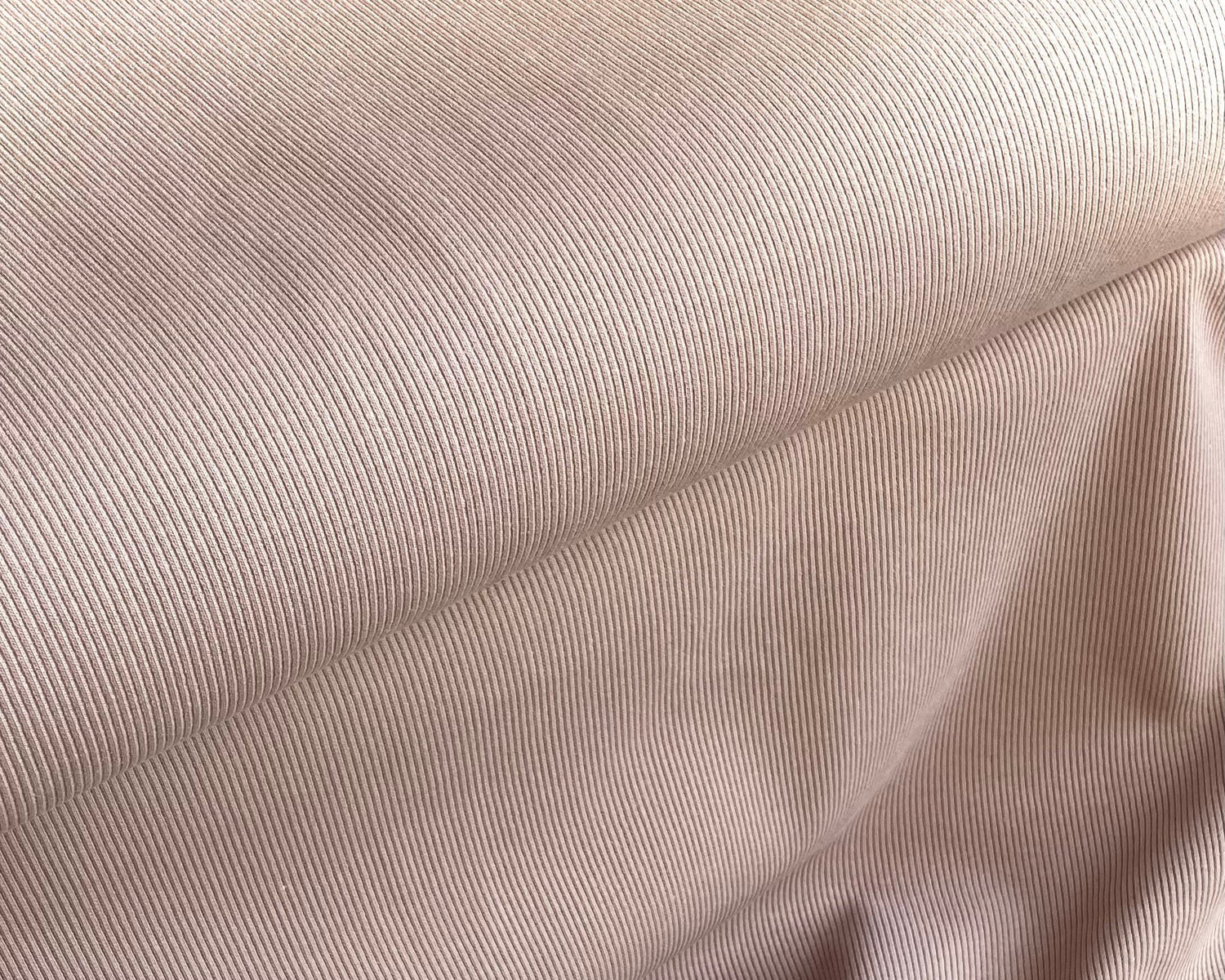 Man sieht eine Nahaufnahme des Stoffes Rippjersey in der Farbe rose.