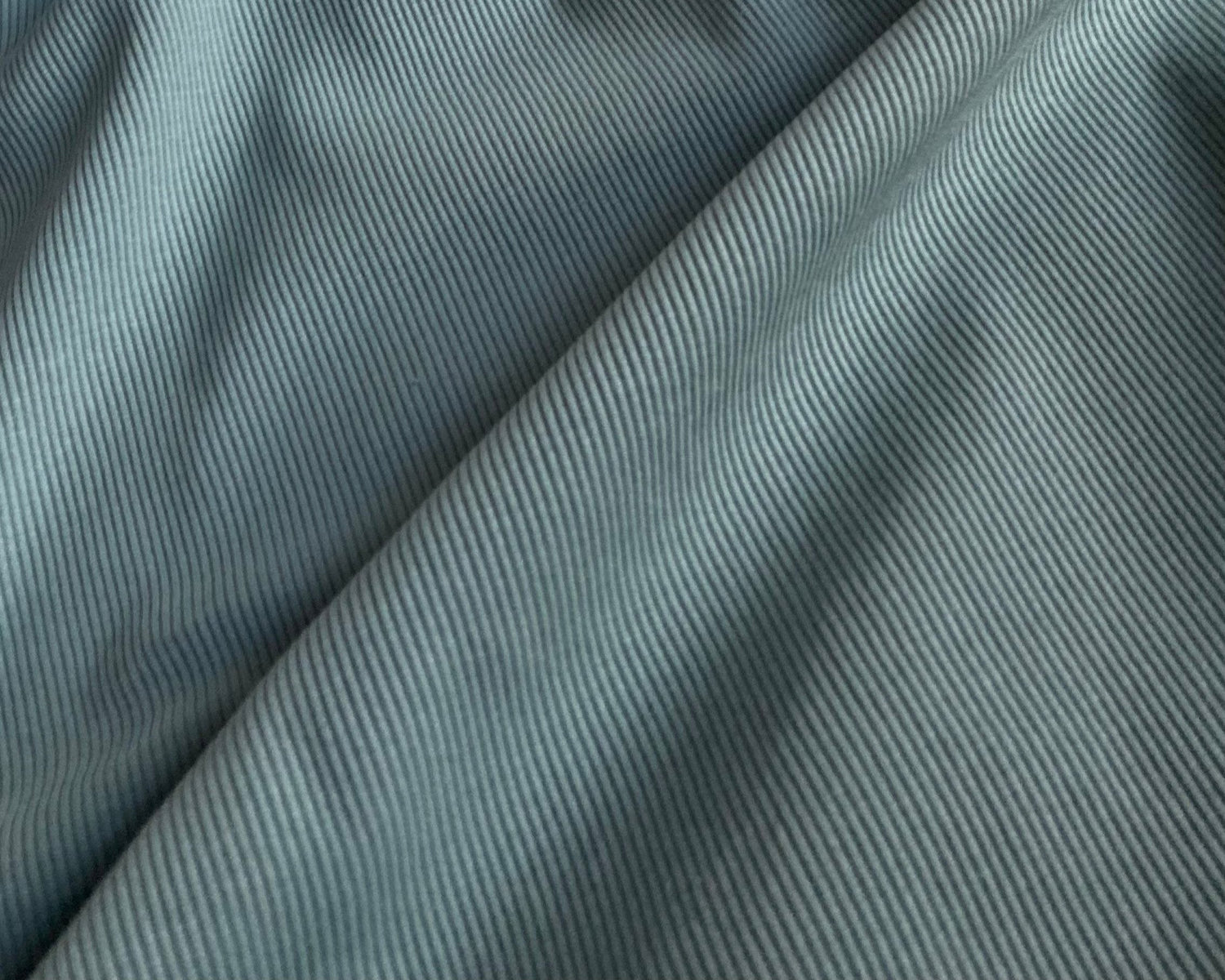 Man sieht eine Nahaufnahme des Stoffes Rippjersey in der Farbe blau. 