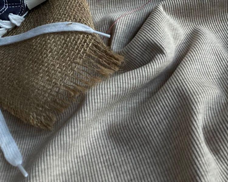Man sieht eine Nahaufnahme des Stoffes Rippjersey in der Farb sand.